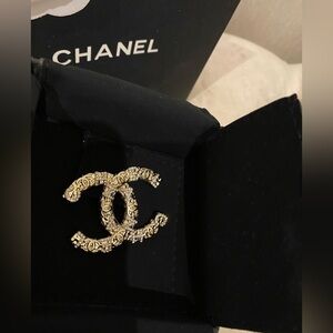 Gorgeous Chanel cruise 2019 gold textured CC brooch